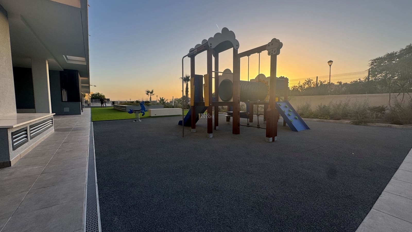 3 makuuhuone Huoneisto myytävänä paikassa Alicante kaupunki mukana uima-altaan 
autotalli - 425 000 € (Ref: 9386649)