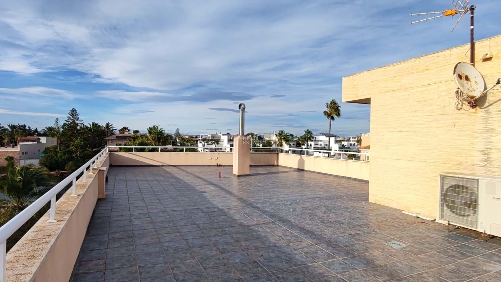 5 soverom Villa til salgs i La Manga del Mar Menor med svømmebasseng garasje - € 675 000 (Ref: 9446935)