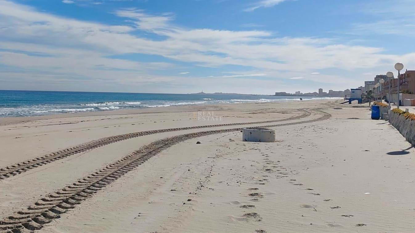 3 makuuhuone Huoneisto myytävänä paikassa La Manga del Mar Menor mukana uima-altaan 
autotalli - 167 900 € (Ref: 9539915)