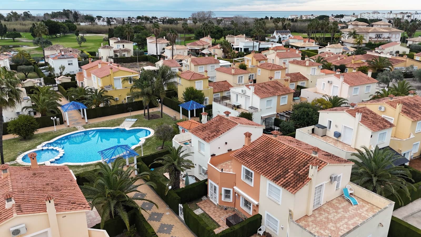 2 makuuhuone Omakotitalo myytävänä paikassa Oliva mukana uima-altaan 
autotalli - 229 950 € (Ref: 9542098)