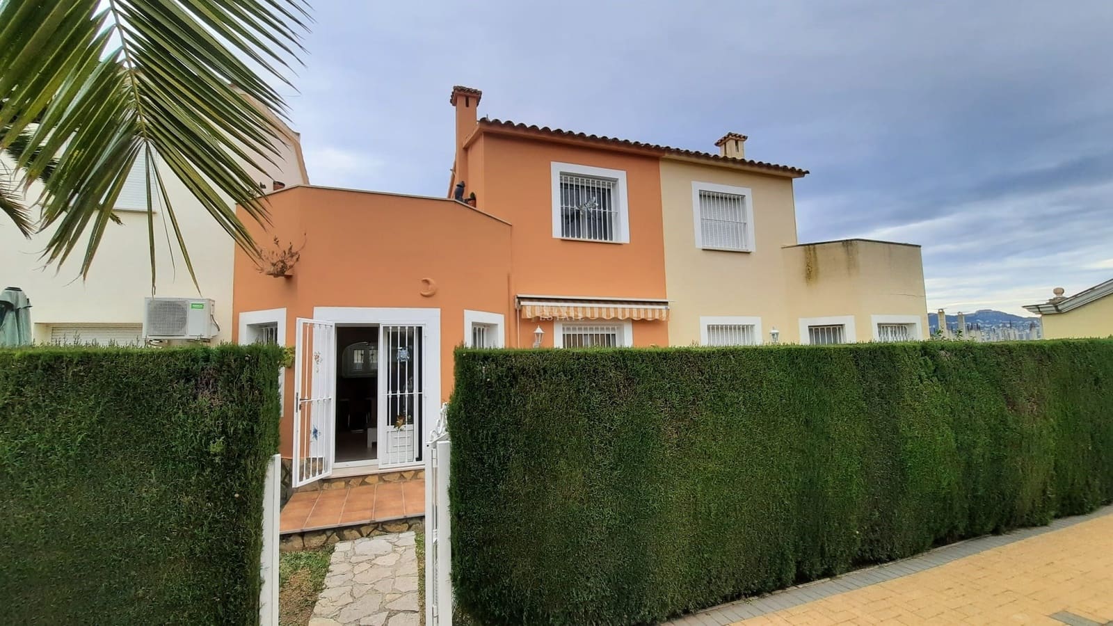 2 makuuhuone Omakotitalo myytävänä paikassa Oliva mukana uima-altaan 
autotalli - 229 950 € (Ref: 9542098)