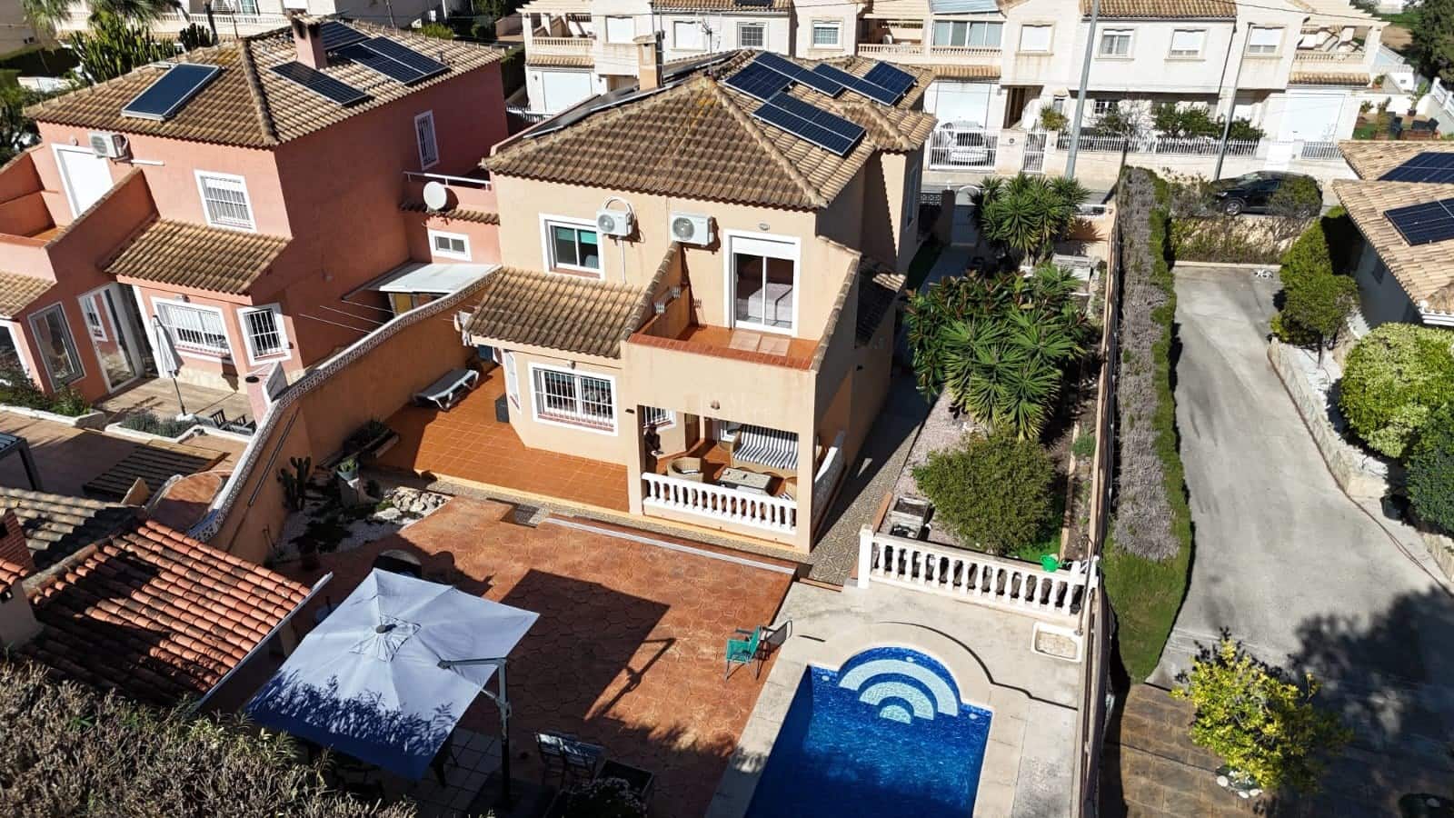 4 soveværelse Villa til salg i Alfaz del Pi / L'Alfas del Pi med swimmingpool garage - € 495.000 (Ref: 9570244)