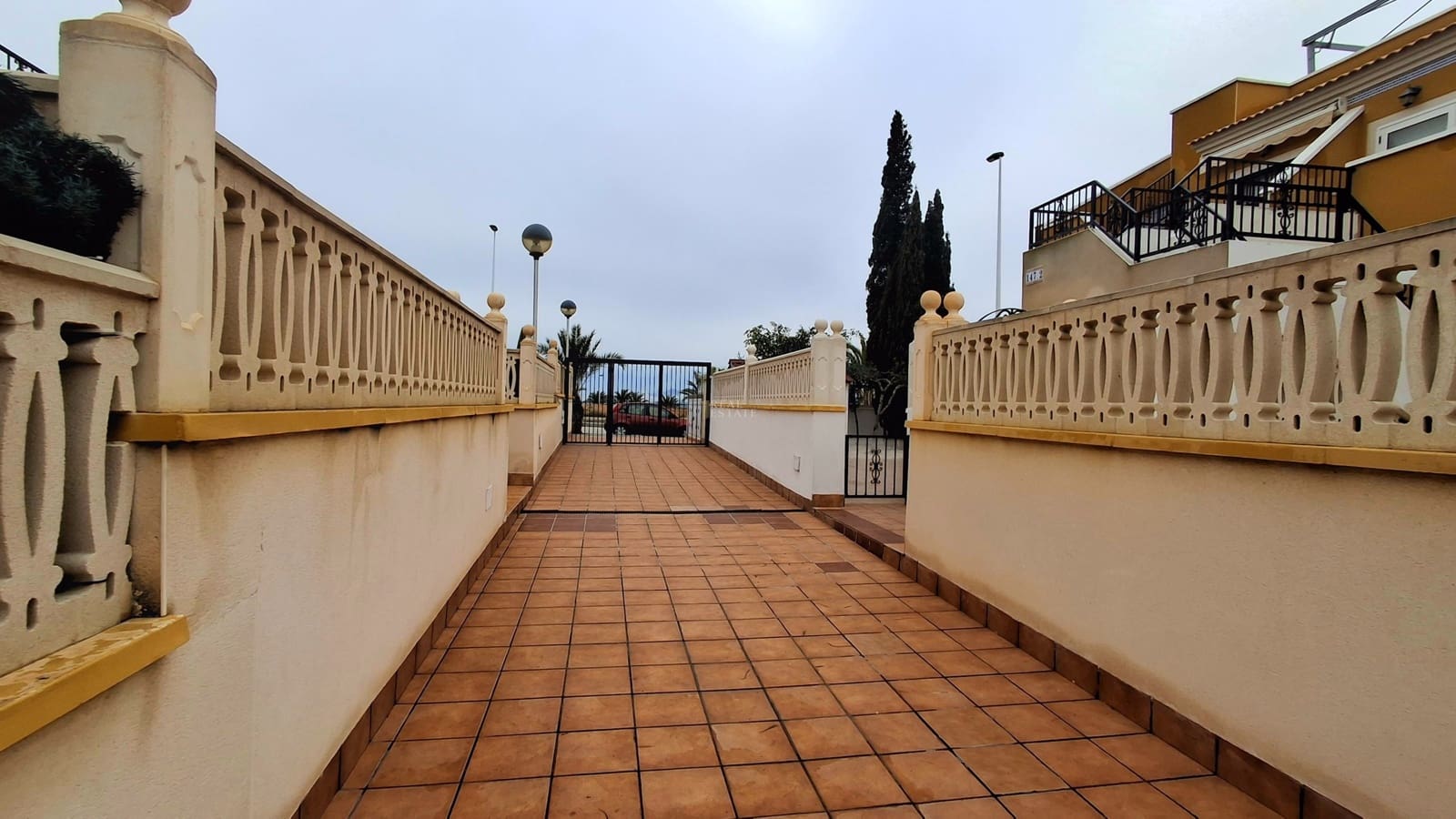 3 sypialnia Bungalow na sprzedaż w Elche / Elx z basenem garażem - 360 000 € (Ref: 9575131)
