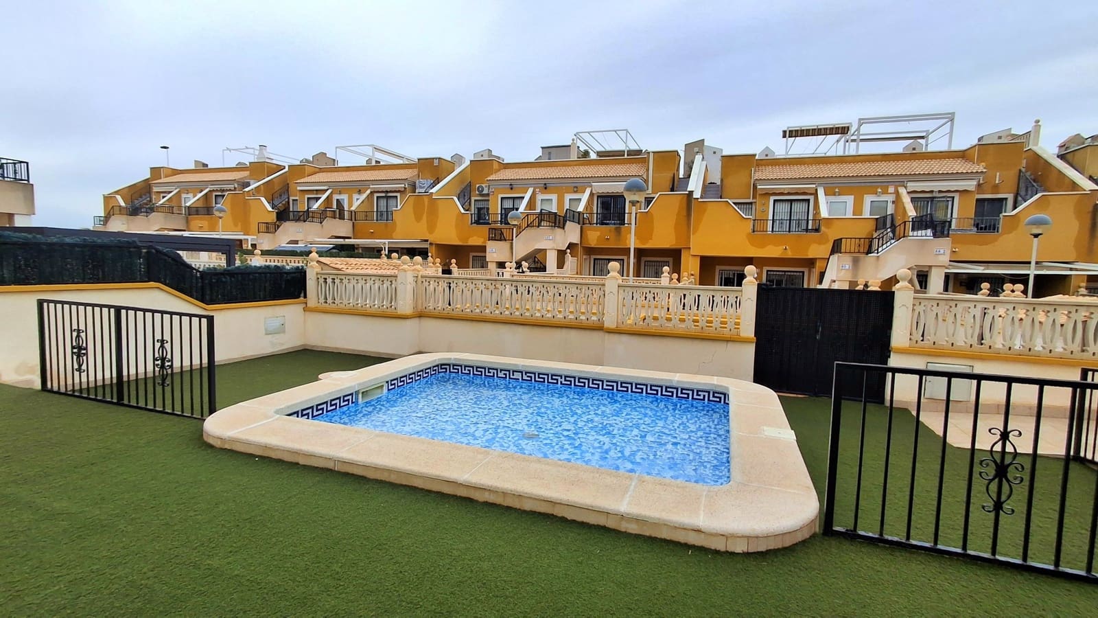 3 sypialnia Bungalow na sprzedaż w Elche / Elx z basenem garażem - 360 000 € (Ref: 9575131)