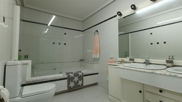 5 makuuhuone Huvila myytävänä paikassa Elche / Elx mukana 
autotalli - 395 000 € (Ref: 9614491)