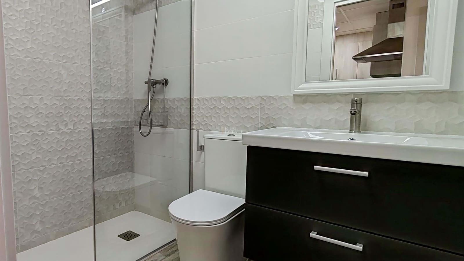 2 slaapkamer Appartement te koop in La Manga del Mar Menor met zwembad garage - € 180.000 (Ref: 9685647)