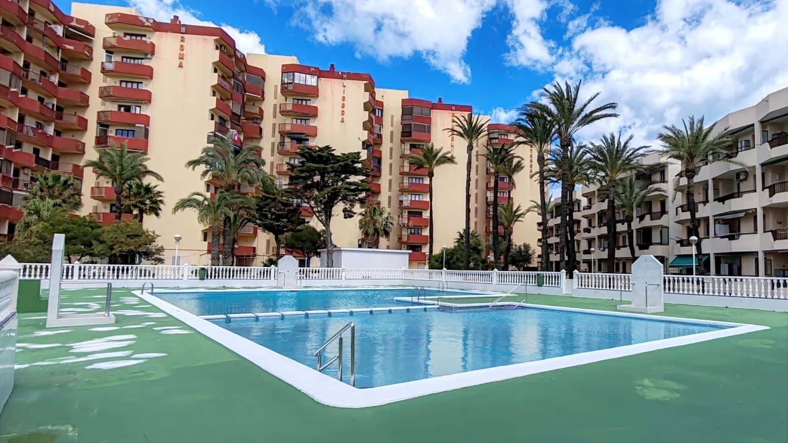 2 slaapkamer Appartement te koop in La Manga del Mar Menor met zwembad garage - € 180.000 (Ref: 9685647)