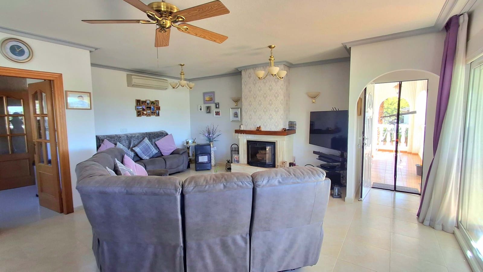 4 bedroom Villa for sale in Busot with pool garage - € 525,000 (Ref: 9685948)