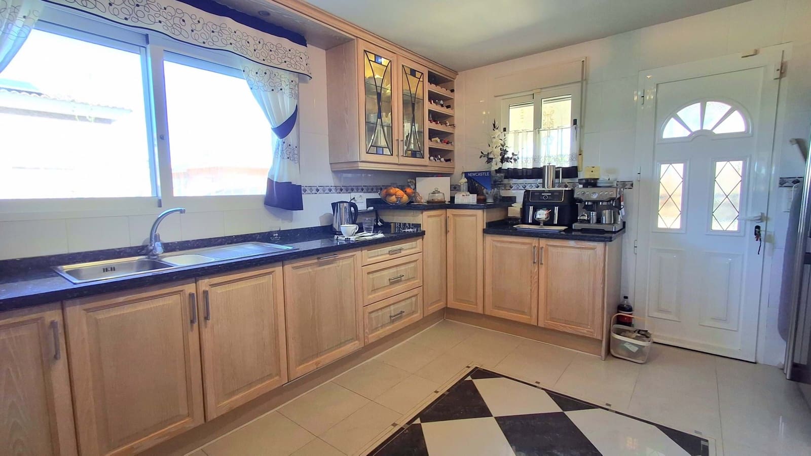 4 bedroom Villa for sale in Busot with pool garage - € 525,000 (Ref: 9685948)