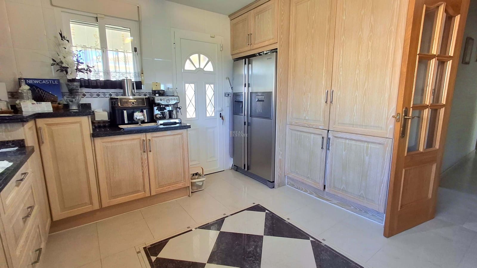 4 bedroom Villa for sale in Busot with pool garage - € 525,000 (Ref: 9685948)