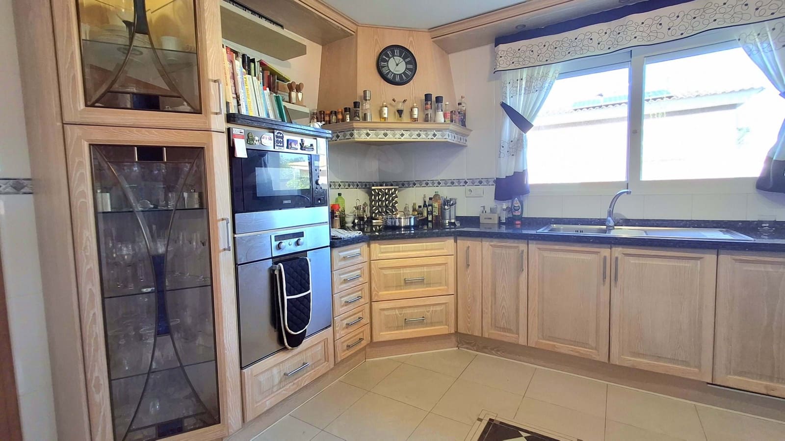 4 bedroom Villa for sale in Busot with pool garage - € 525,000 (Ref: 9685948)