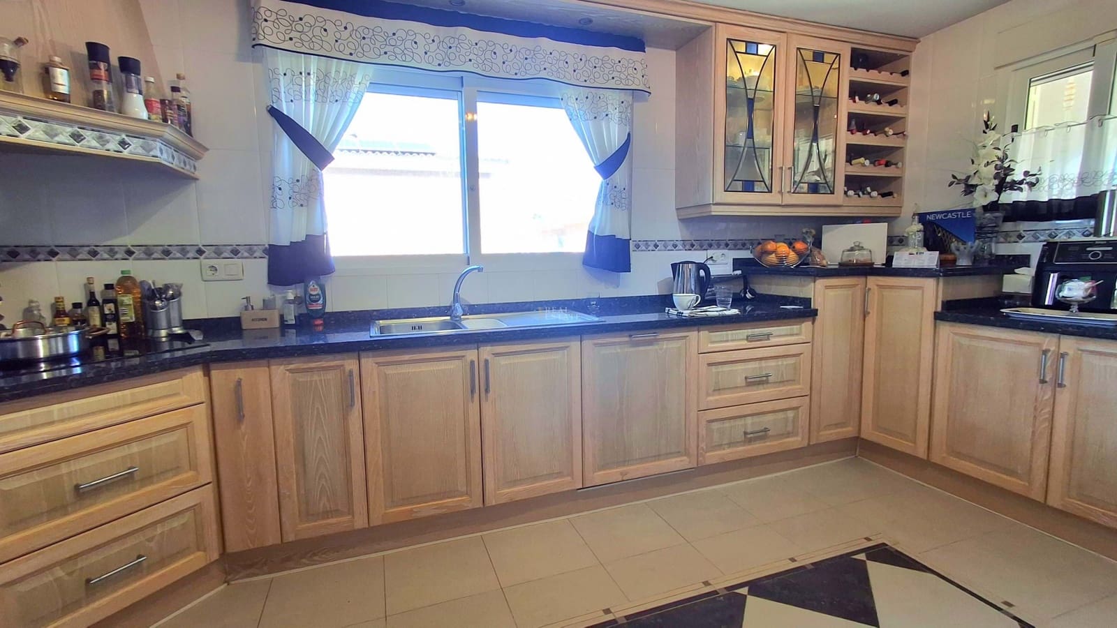 4 bedroom Villa for sale in Busot with pool garage - € 525,000 (Ref: 9685948)
