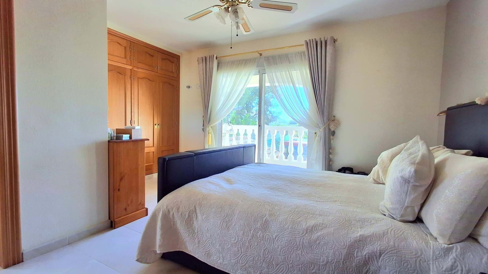 4 bedroom Villa for sale in Busot with pool garage - € 525,000 (Ref: 9685948)