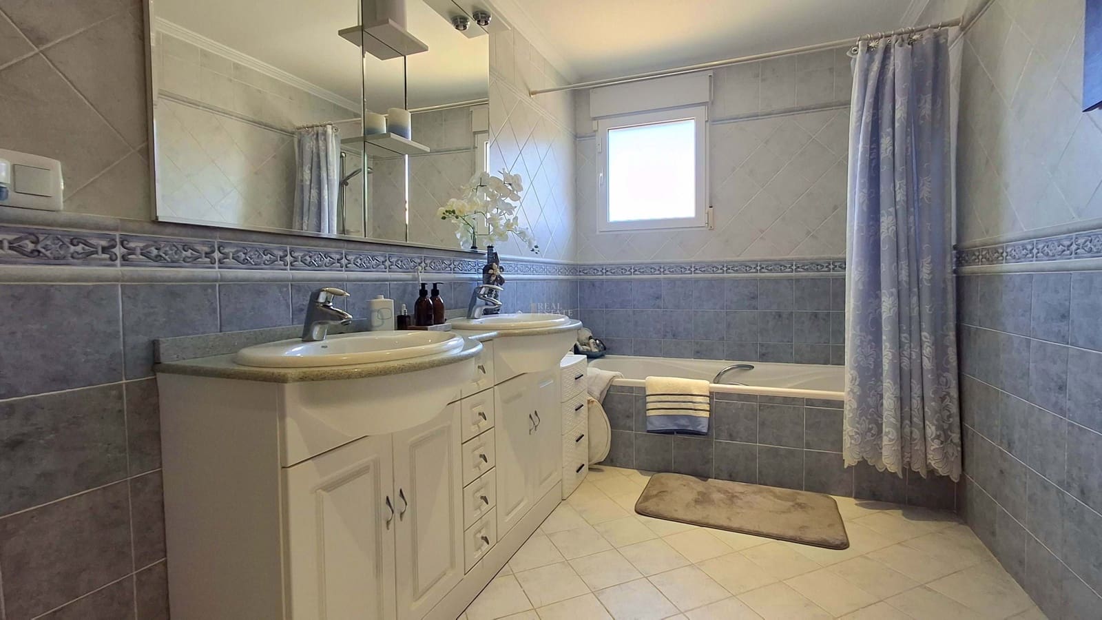 4 bedroom Villa for sale in Busot with pool garage - € 525,000 (Ref: 9685948)