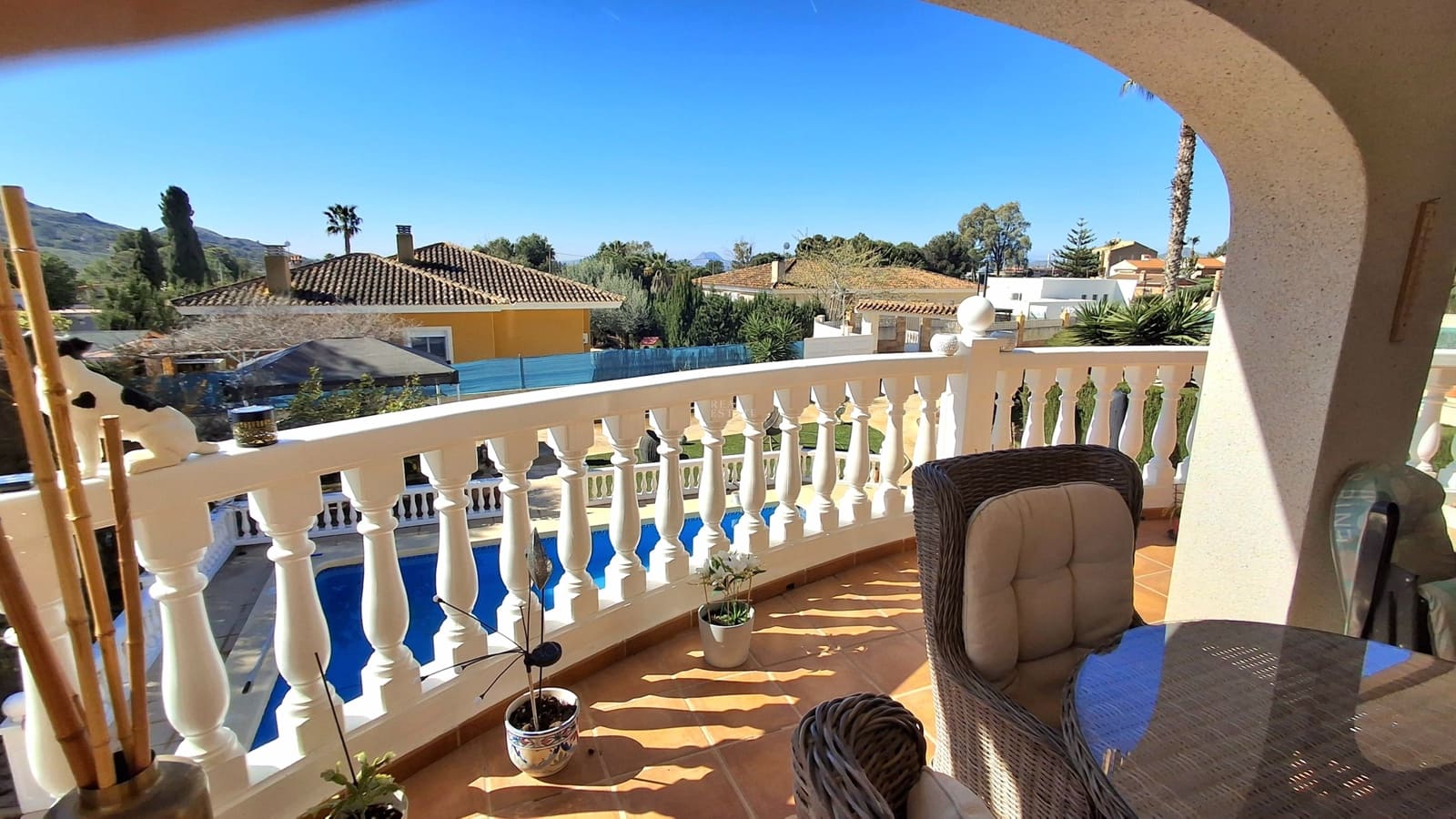 4 bedroom Villa for sale in Busot with pool garage - € 525,000 (Ref: 9685948)