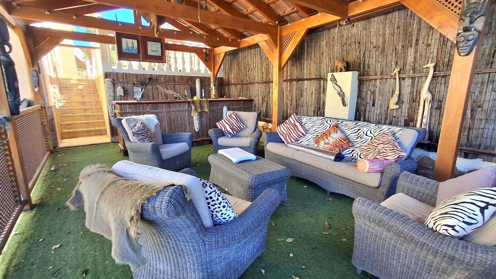 4 bedroom Villa for sale in Busot with pool garage - € 525,000 (Ref: 9685948)