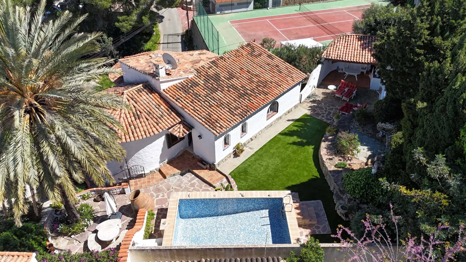 4 soveværelse Villa til salg i Denia med swimmingpool - € 625.000 (Ref: 9735047)