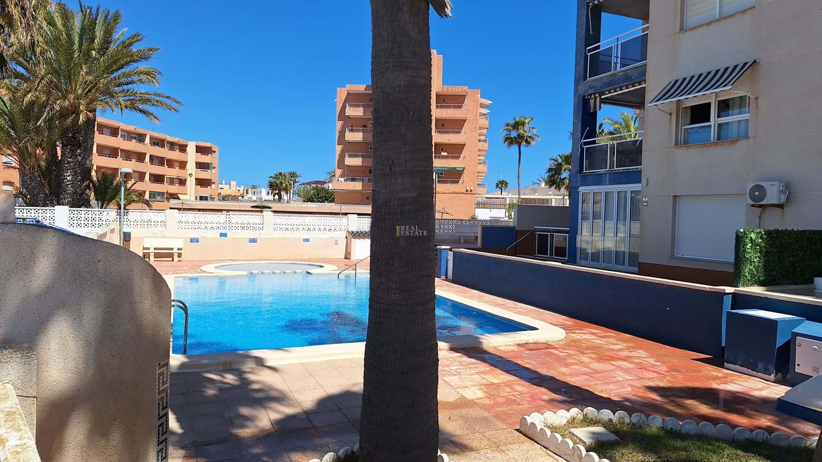 2 makuuhuone Huoneisto myytävänä paikassa La Manga del Mar Menor mukana uima-altaan 
autotalli - 195 000 € (Ref: 9737328)