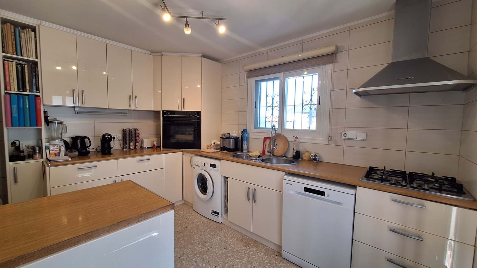 4 sypialnia Willa na sprzedaż w Orba z basenem garażem - 420 000 € (Ref: 9787919)