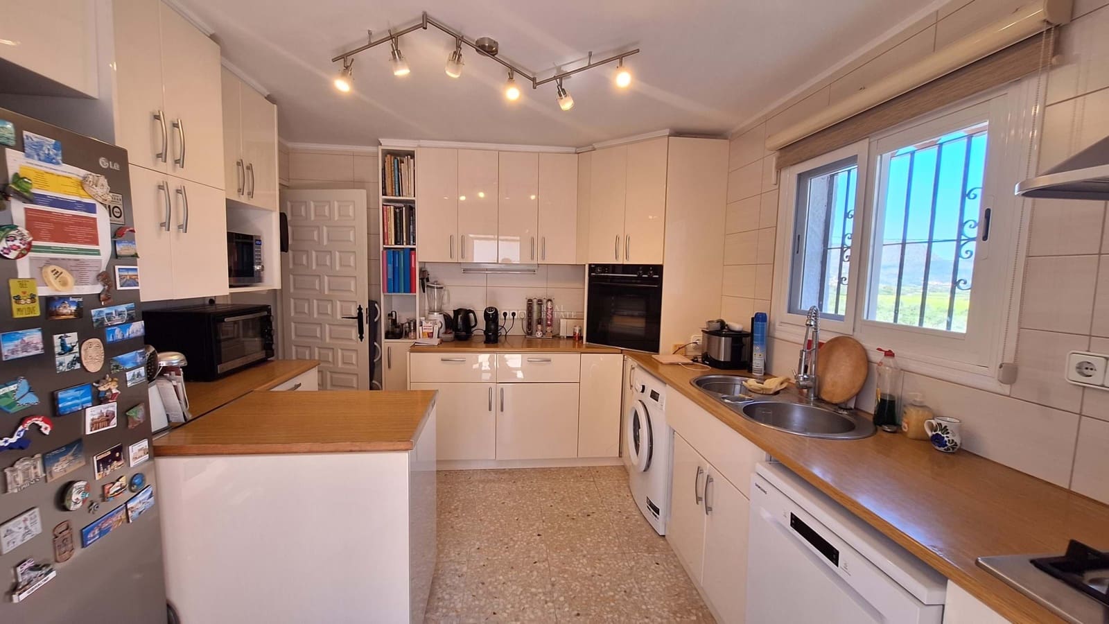 4 sypialnia Willa na sprzedaż w Orba z basenem garażem - 420 000 € (Ref: 9787919)