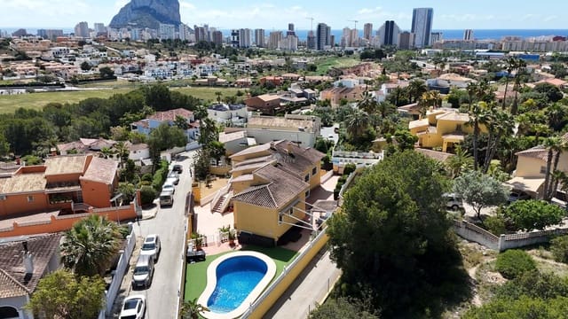 4 soverom Villa til salgs i Calpe / Calp med svømmebasseng garasje - € 750 000 (Ref: 9802977)