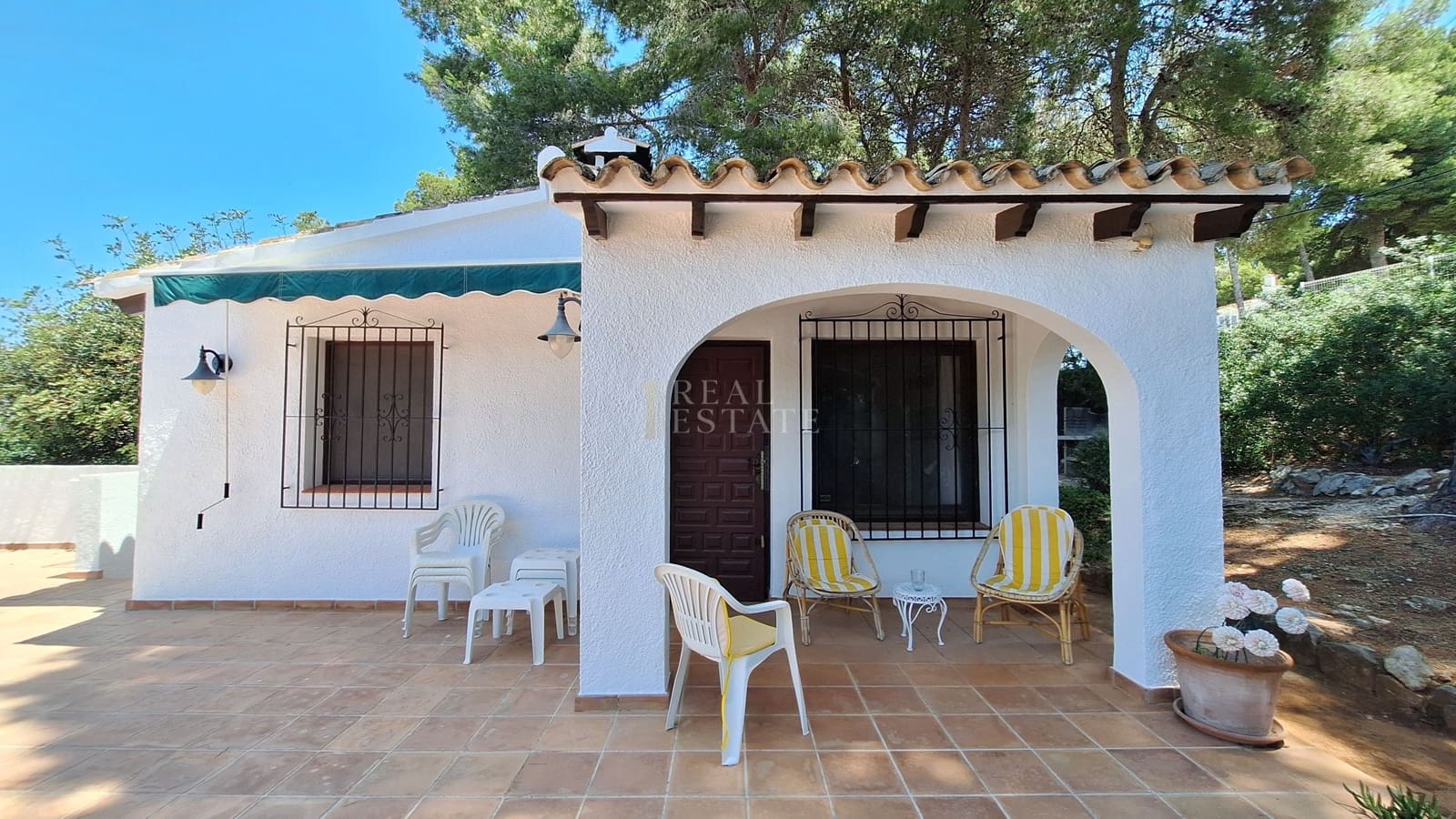 2 bedroom Villa for sale in Moraira with pool - € 425,000 (Ref: 9939140)