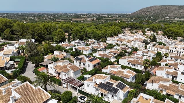 3 soveværelse Villa til salg i Dénia med swimmingpool - € 345.000 (Ref: 9961751)
