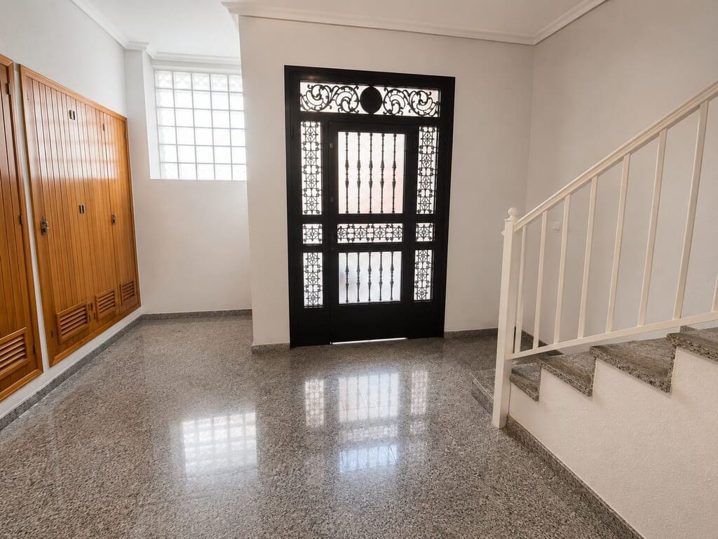 Apartamento de 2 habitaciones en Torrevieja en venta - 110.000 € (Ref: 10030187)
