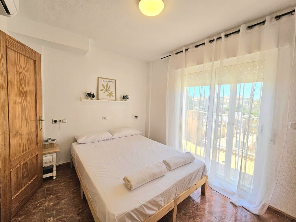 3 slaapkamer Huis te huur in La Zenia met zwembad - € 1.000 (Ref: 10077765)
