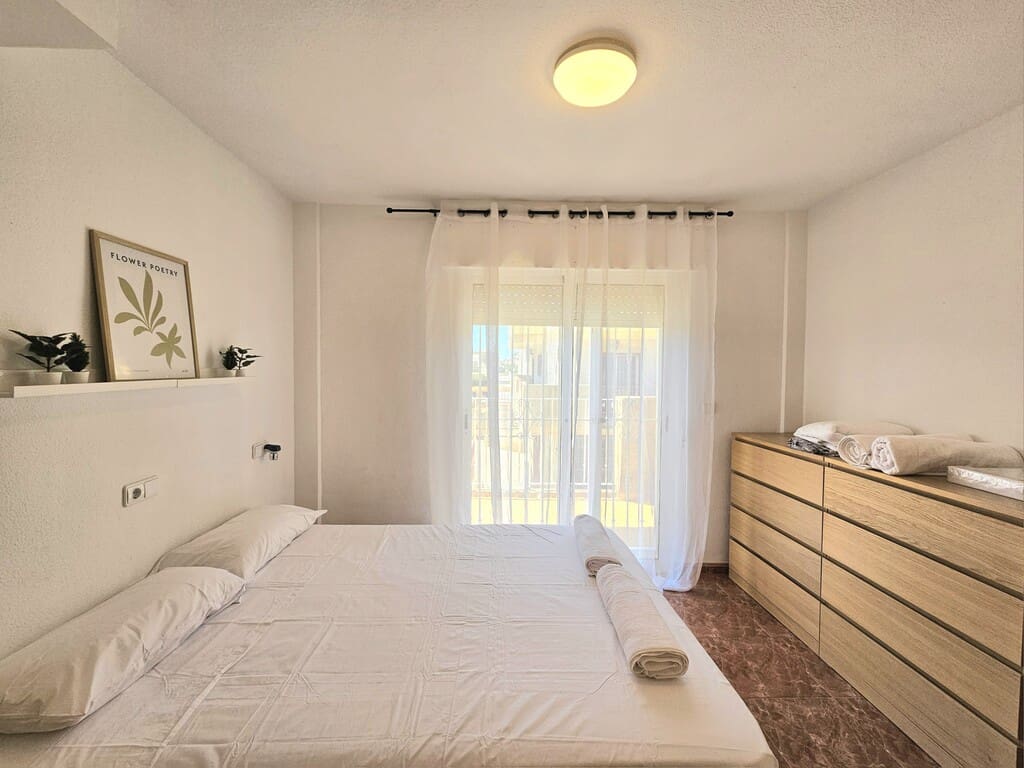3 slaapkamer Huis te huur in La Zenia met zwembad - € 1.000 (Ref: 10077765)