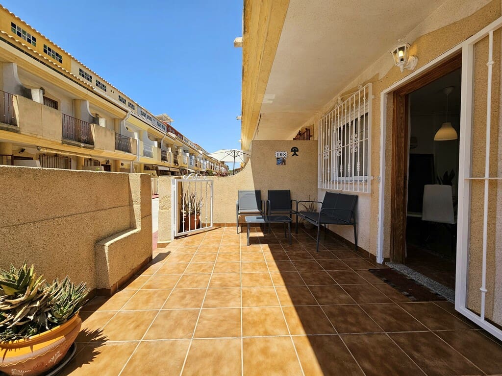 3 slaapkamer Huis te huur in La Zenia met zwembad - € 1.000 (Ref: 10077765)