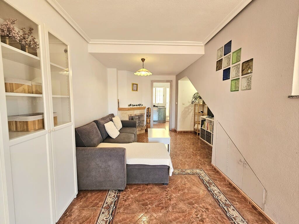 3 slaapkamer Huis te huur in La Zenia met zwembad - € 1.000 (Ref: 10077765)