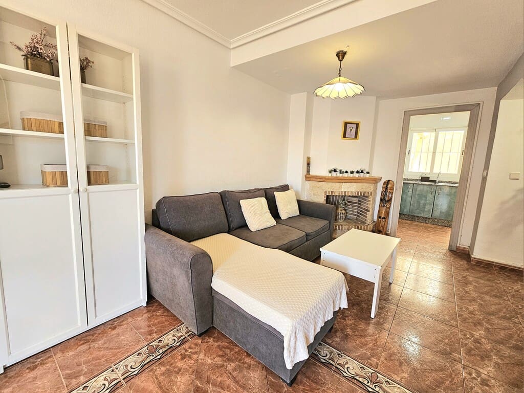 3 slaapkamer Huis te huur in La Zenia met zwembad - € 1.000 (Ref: 10077765)