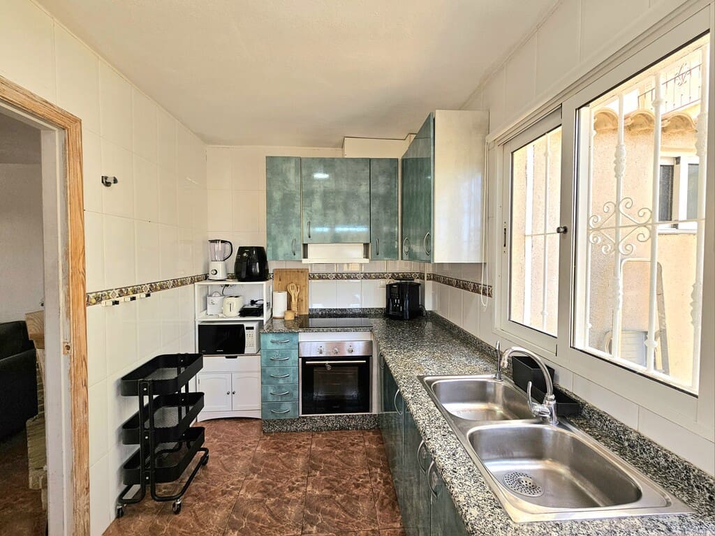 3 slaapkamer Huis te huur in La Zenia met zwembad - € 1.000 (Ref: 10077765)
