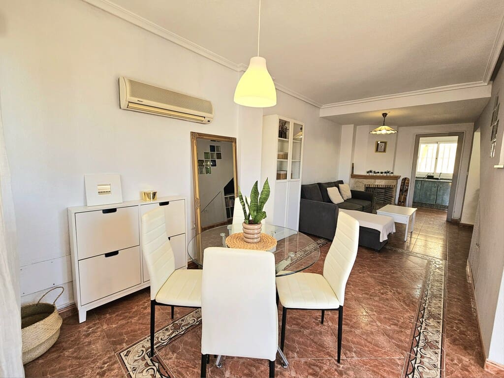 3 slaapkamer Huis te huur in La Zenia met zwembad - € 1.000 (Ref: 10077765)