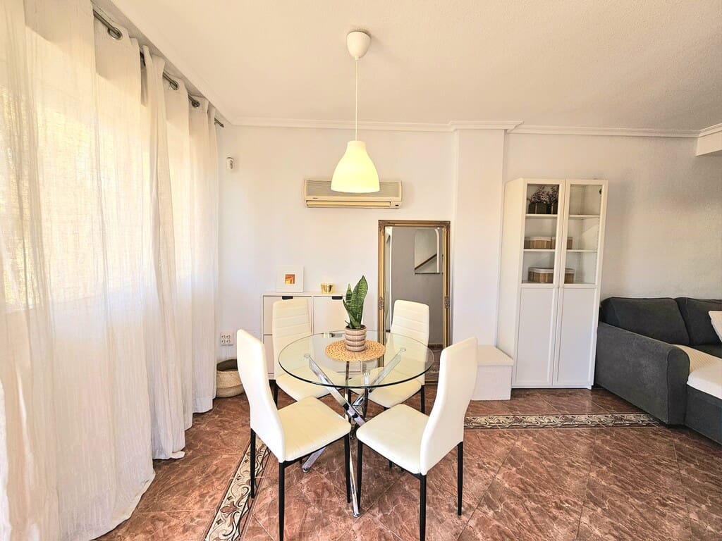 3 slaapkamer Huis te huur in La Zenia met zwembad - € 1.000 (Ref: 10077765)