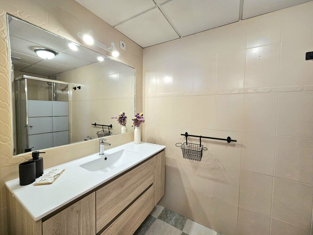 3 slaapkamer Huis te huur in La Zenia met zwembad - € 1.000 (Ref: 10077765)