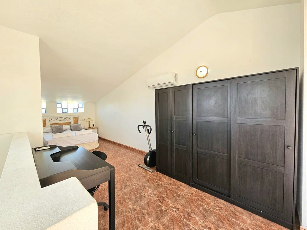 3 slaapkamer Huis te huur in La Zenia met zwembad - € 1.000 (Ref: 10077765)