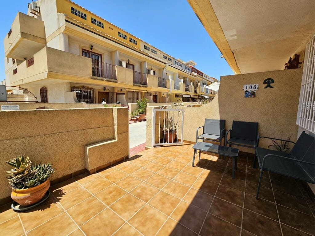 3 slaapkamer Huis te huur in La Zenia met zwembad - € 1.000 (Ref: 10077765)