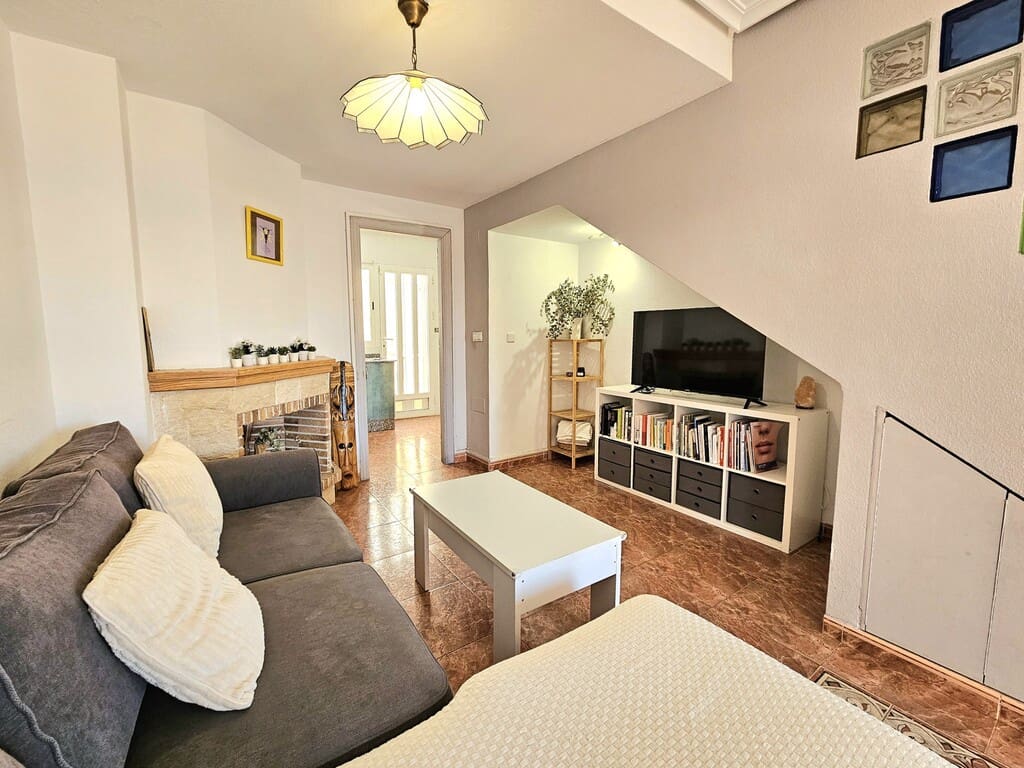 3 slaapkamer Huis te huur in La Zenia met zwembad - € 1.000 (Ref: 10077765)
