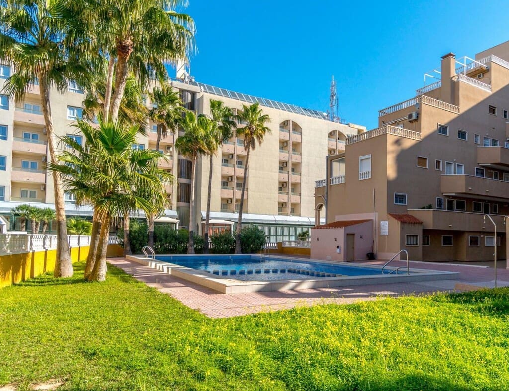 2 soveværelse Lejlighed til salg i Punta Prima med swimmingpool - € 155.000 (Ref: 10115535)