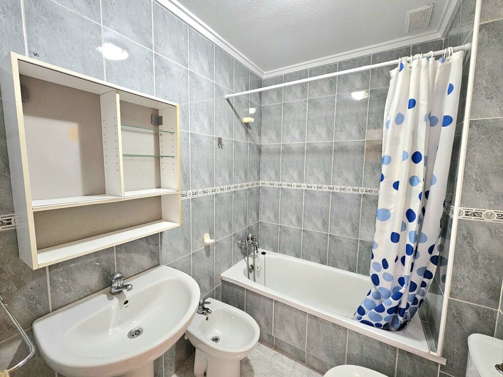 Apartamento de 2 habitaciones en Torrevieja en venta - 108.500 € (Ref: 10182536)