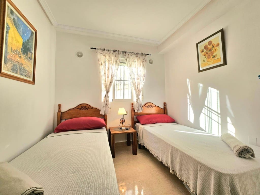 3 makuuhuone Omakotitalo myytävänä paikassa Orihuela Costa mukana uima-altaan 
autotalli - 245 000 € (Ref: 9344388)