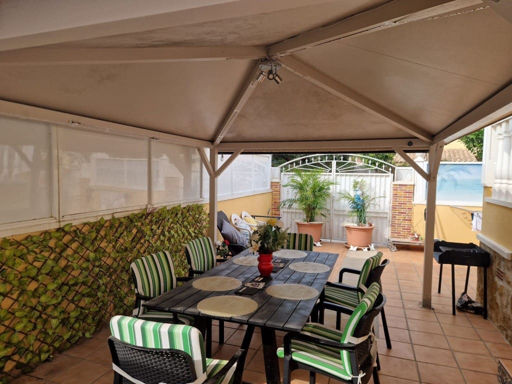 3 soverom Hus til salgs i Torrevieja med svømmebasseng - € 188 000 (Ref: 9371792)