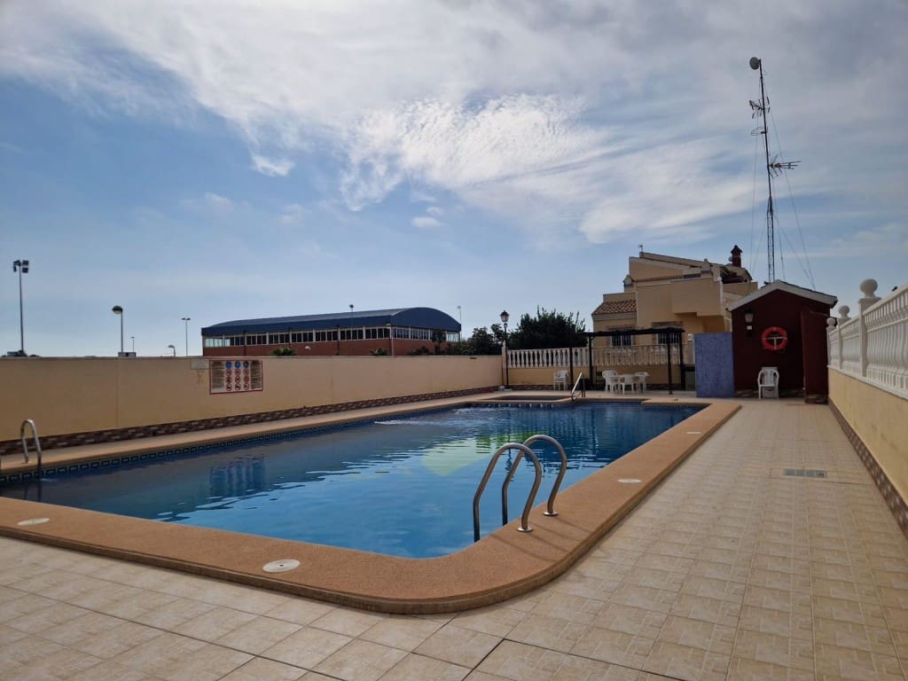 3 soverom Hus til salgs i Torrevieja med svømmebasseng - € 188 000 (Ref: 9371792)