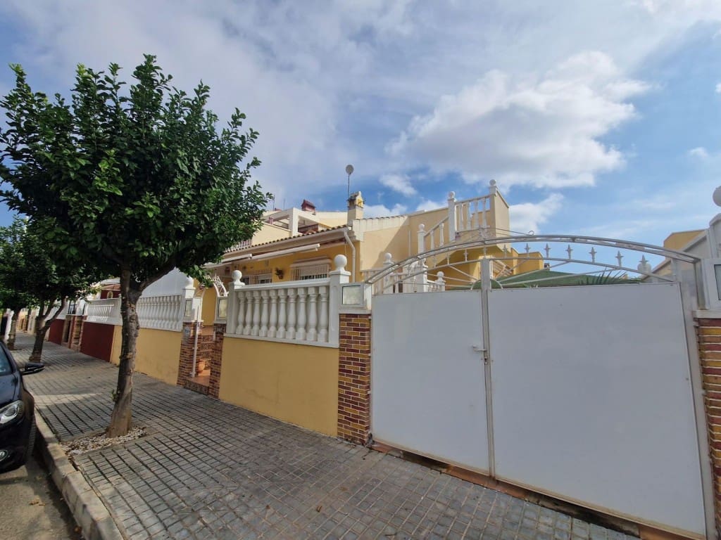 3 soverom Hus til salgs i Torrevieja med svømmebasseng - € 188 000 (Ref: 9371792)
