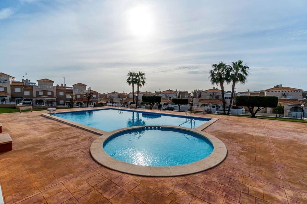 4 bedroom Villa for sale in Torrevieja with pool garage - € 230,000 (Ref: 9371793)