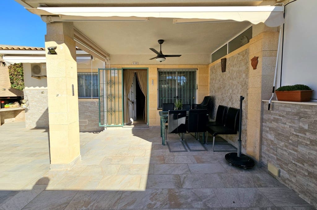 4 soverom Hus til salgs i Torrevieja med svømmebasseng garasje - € 245 000 (Ref: 9419375)