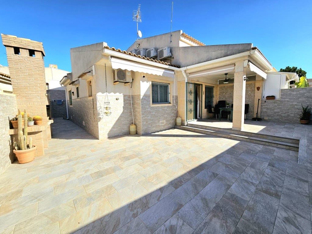 4 soverom Hus til salgs i Torrevieja med svømmebasseng garasje - € 245 000 (Ref: 9419375)
