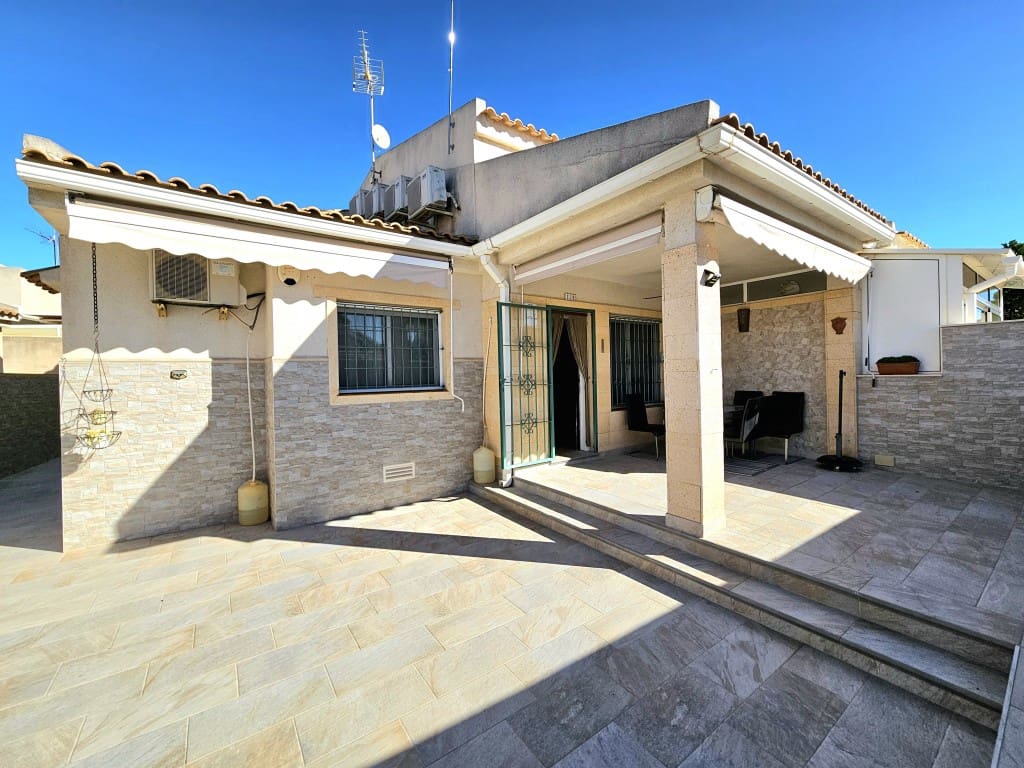 4 soverom Hus til salgs i Torrevieja med svømmebasseng garasje - € 245 000 (Ref: 9419375)
